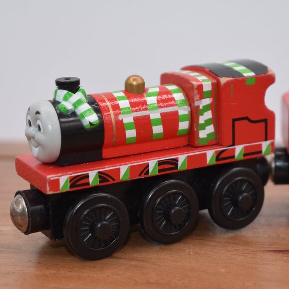 James with Team Colors - Thomas & Friends Wooden Railway Series Magnetic Trains - Picture 2 of 7